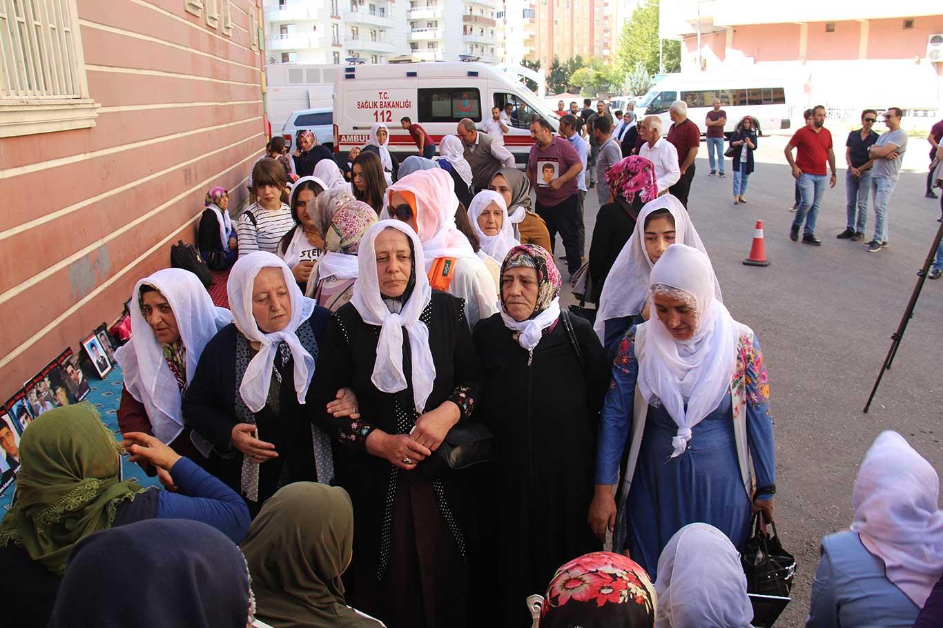 Bitlisli annelerden evlat nöbeti tutan ailelere destek